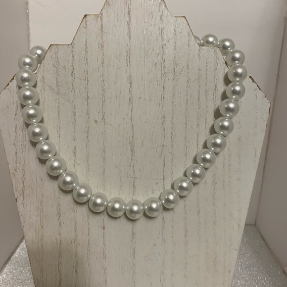 Jewelry - Elegant White Pearl Necklace